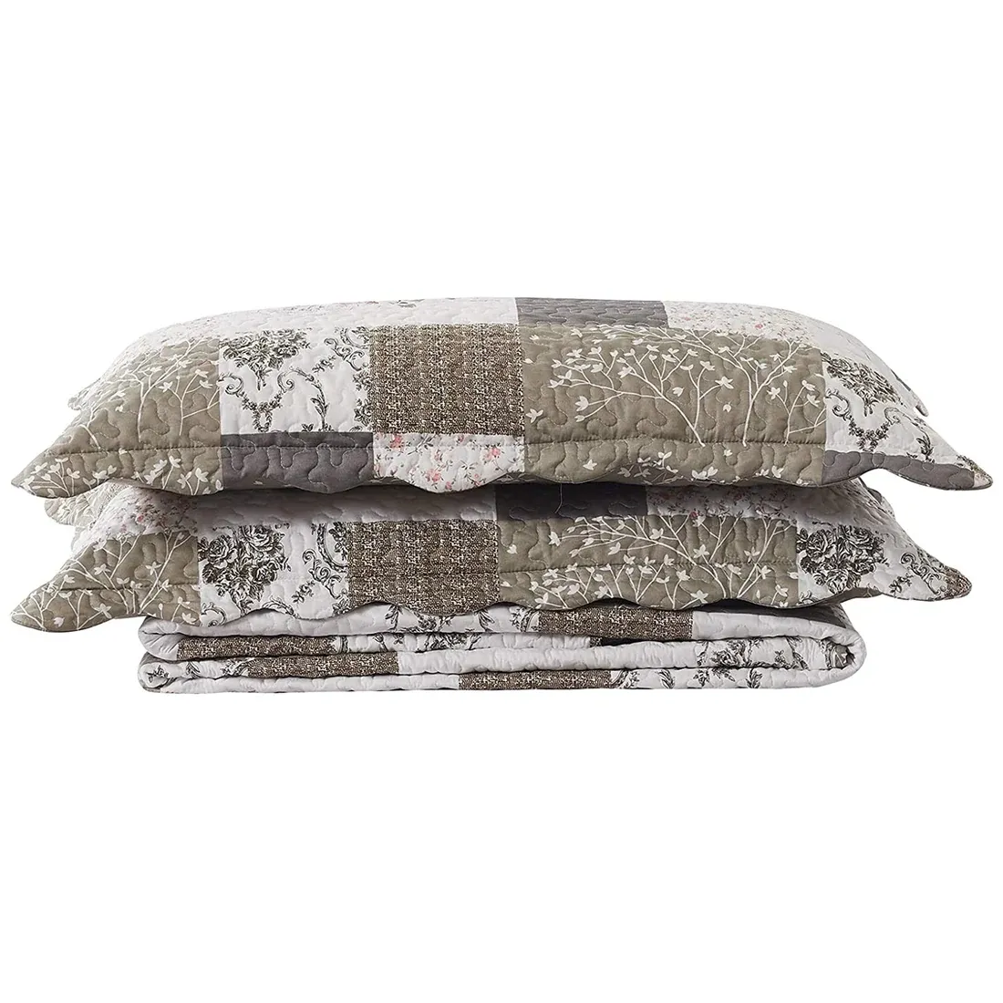 Gestapelde khaki bruin en beige kussensloop met patchwork en bloemmotieven.