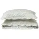 Gestapelde beige kussensloop met klassiek 'floral toile' ontwerp op een beige achtergrond.