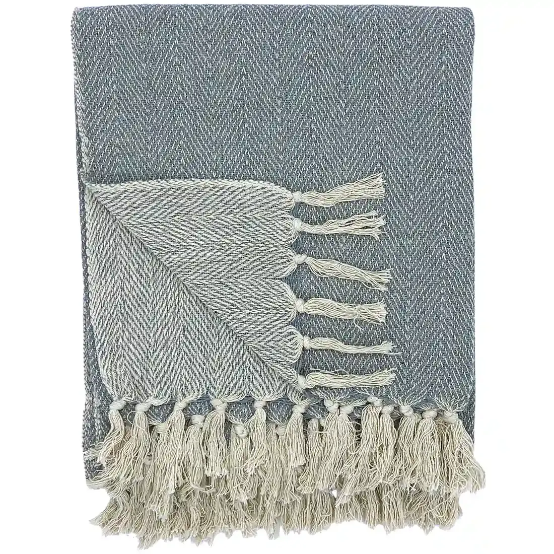 Een gevouwen grijze plaid met visgraatmotief en witte kwastjes.