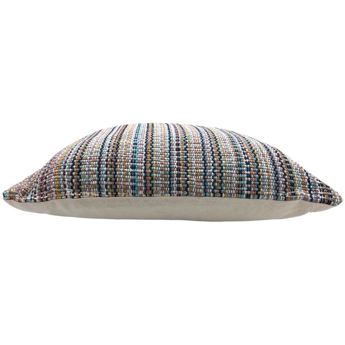 Zijaanzicht van kleurrijke bohemien kussens met een veelkleurig patroon op een witte achtergrond.