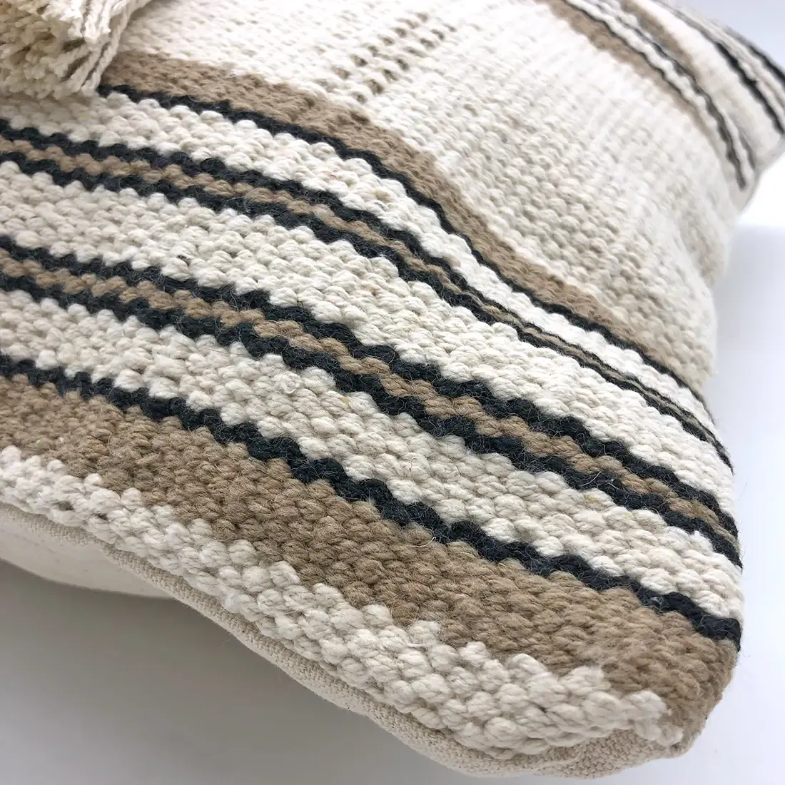 Beige Kussen met Kwastjes - voeg warme speelse elementen toe