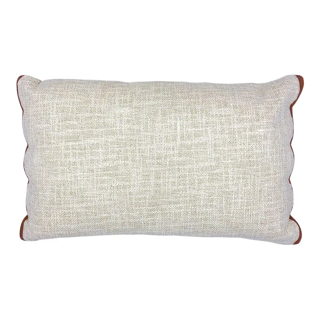 Rechthoekig beige sierkussen met geschulpte randen in terracotta.