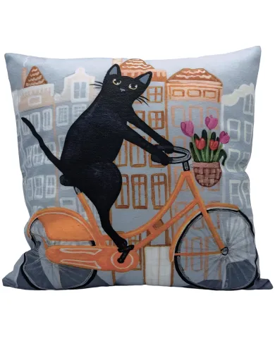Een decoratief kussen Amsterdam met een zwarte kat op een oranje fiets en een mand met bloemen.