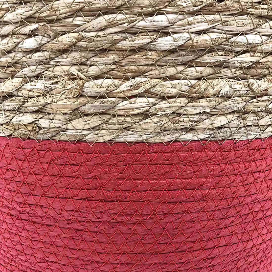 Detail van de tweekleurige rode wasmand van zeegras.