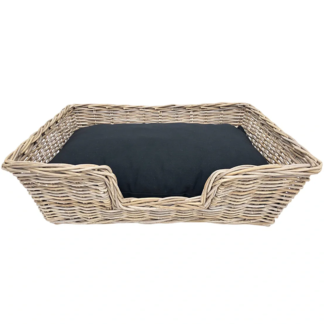 Een rotan hondenmand met een los zwart kussen, ontworpen voor comfort en stijl.