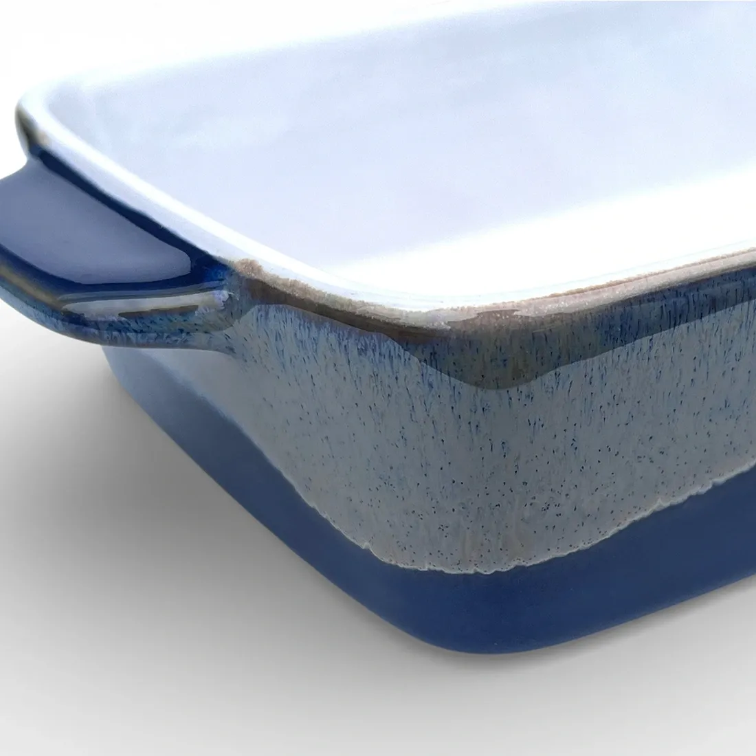 Een close-up van een eenpersoons ovenschaaltje met een reactieve glazuurlaag aan de buitenkant.