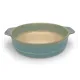 Een ronde ovenschaal met een reactieve glazuurlaag in blauwe tinten, voorzien van twee handvatten en een gladde binnenkant.