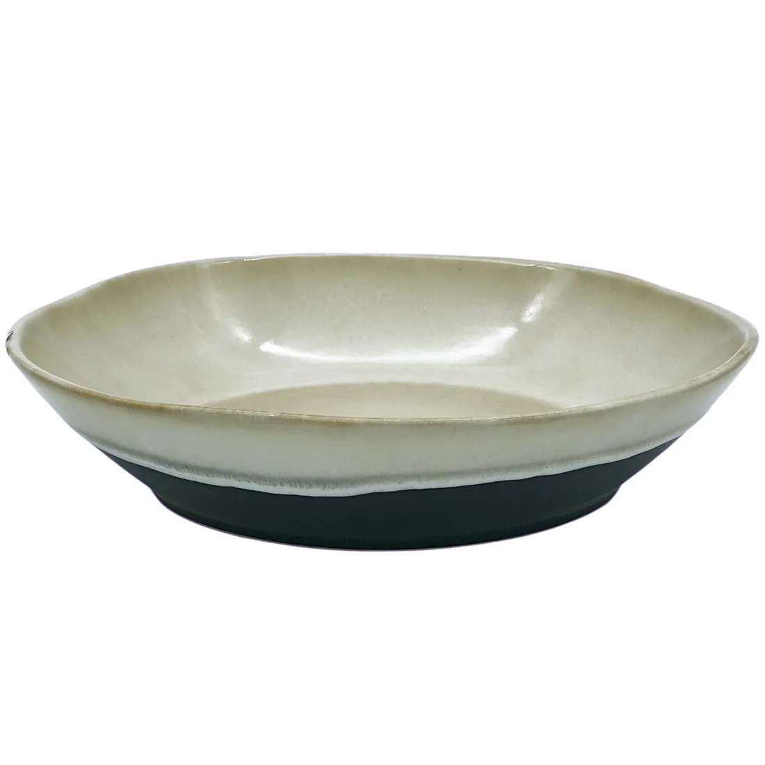Tweekleurige grote salade schaal met een gladde beige binnenkant en een contrasterende zwarte bodem.