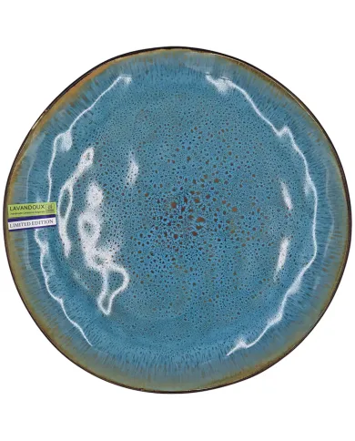 Een rond, reactief geglazuurd dinerbord blauw getint craquelépatroon van keramiek.