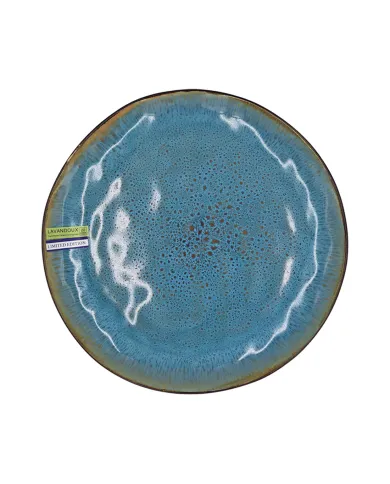 Een rond, reactief geglazuurd ontbijtbord blauw getint craquelépatroon van keramiek.