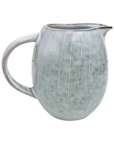 Een keramische melkkan met een ronde vorm, Scandinavisch grijs glazuur en contrasterende verticale witte lijntjes.
