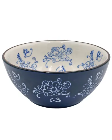 Een donkerblauwe poke bowl kom met witte bloemmotieven aan de buitenkant en blauwe bloemmotieven aan de binnenkant.