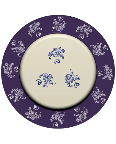 Een decoratief onderbord blauw met een crèmekleurig midden en een blauwe rand versierd met gedetailleerd witte bloemmotieven.