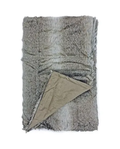 Zachte, taupe plaid van imitatie bont met een taupe suèdine onderkant, gevouwen zodat beide texturen zichtbaar zijn.