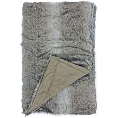 Zachte, taupe plaid van imitatie bont met een taupe suèdine onderkant, gevouwen zodat beide texturen zichtbaar zijn.