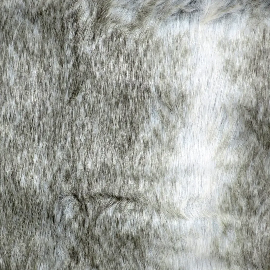 Close-up van het grijze kussen van imitatiebont met een mix van lichte en donkere haren.