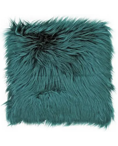 Een fluffy teal groene sierkussen van imitatie bont op een witte achtergrond.