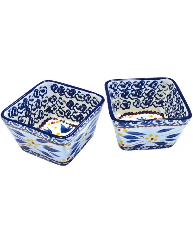 Tapas set van 2 vierkante bakjes van keramiek met gedetailleerde blauwe en gele bloemmotieven aan de binnen- en buitenkant.