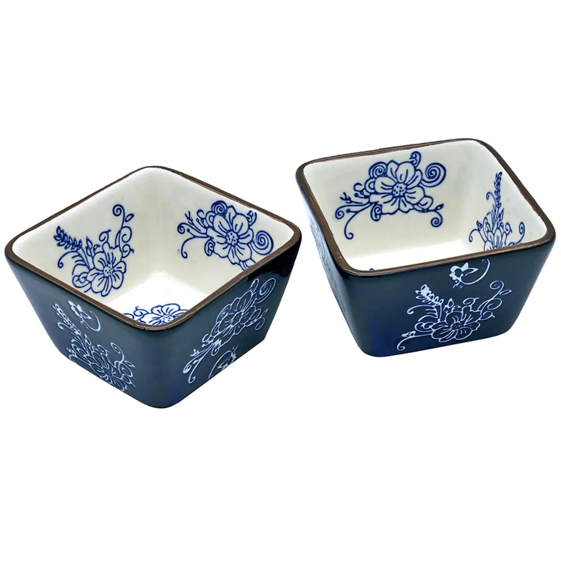 Twee vierkante tapas bakjes van keramiek met een blauwe buitenkant en blauwe bloemmotieven op een witte binnenkant.