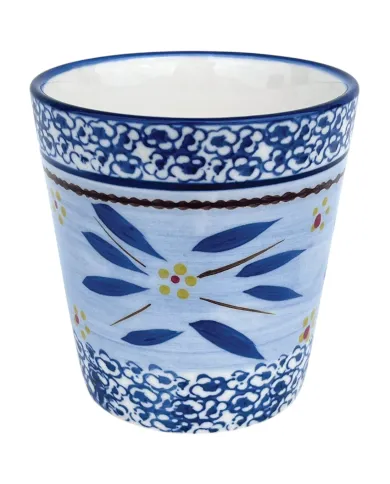 Een decoratieve koffiemok blauw van keramiek met bloemmotieven en gedetailleerde ontwerpen in gele en rode accenten.