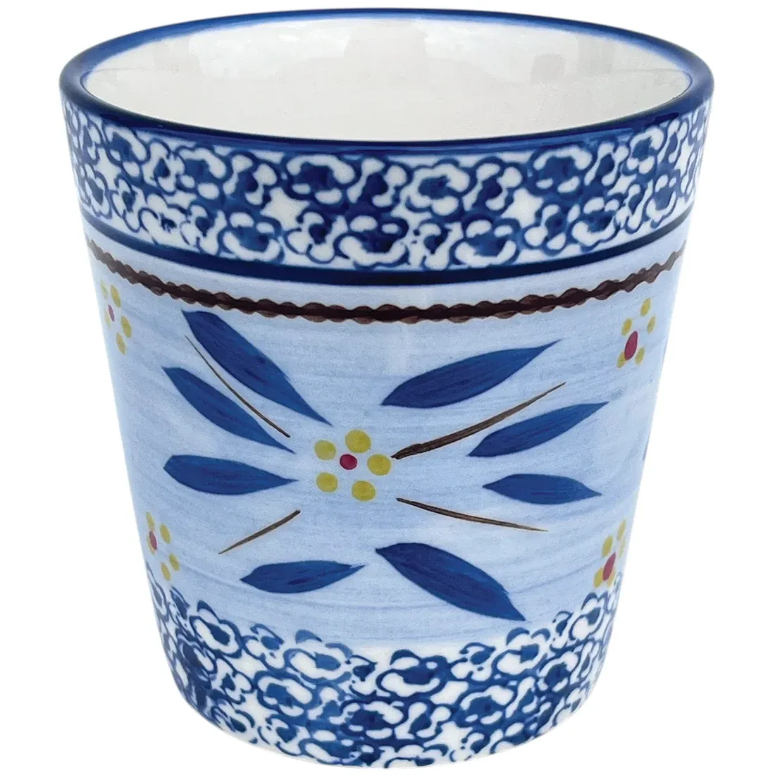 Een decoratieve koffiemok blauw van keramiek met bloemmotieven en gedetailleerde ontwerpen in gele en rode accenten.