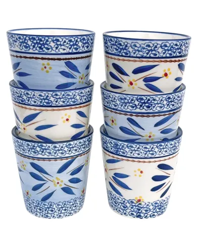 Een koffiemok set van zes decoratieve mokken van keramiek met bloemen- en bladmotieven in blauw en wit.