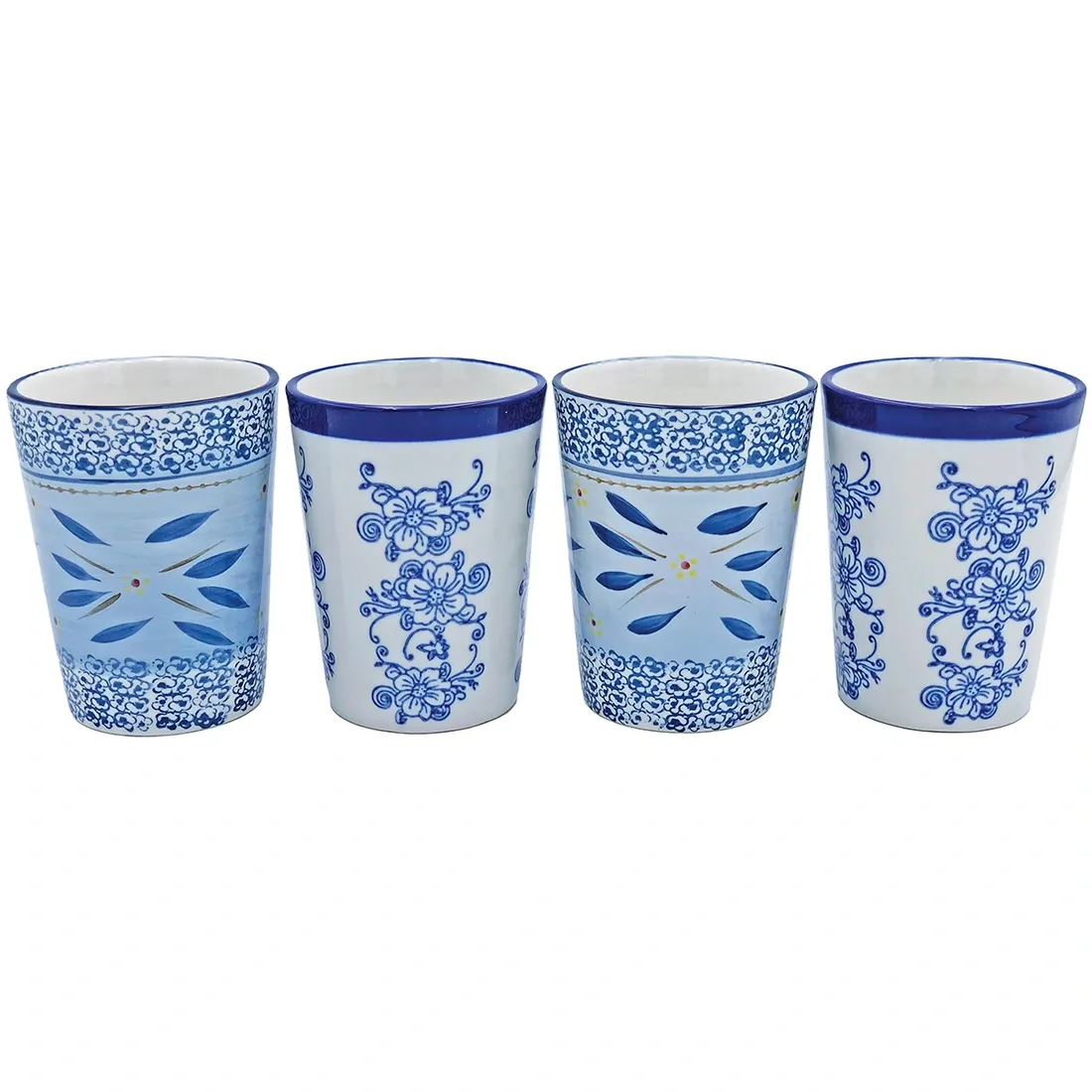 Vier decoratieve theemokken met gedetailleerde blauwe patronen op een witte achtergrond, naast elkaar geplaatst.