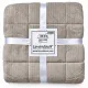 Opgevouwen velvet dekbed zonder overtrek beige, opgevouwen met witte linten en voorzien van het label ‘Lavandoux’.