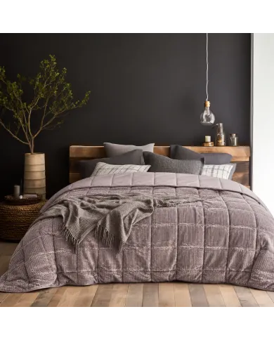 Moderne slaapkamer met een velvet dekbed zonder overtrek grijs op het bed.