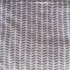 Close-up van een fluwelen dekbed zonder overtrek grijs met een visgraatpatroon.