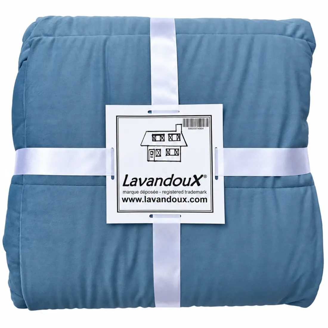 Opgevouwen velvet dekbed zonder overtrek blauw, opgevouwen met witte linten en voorzien van het label ‘Lavandoux’.