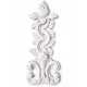 Sierlijke witte decoratieve meubel ornamenten met gedetailleerde bloem- en rolmotieven.