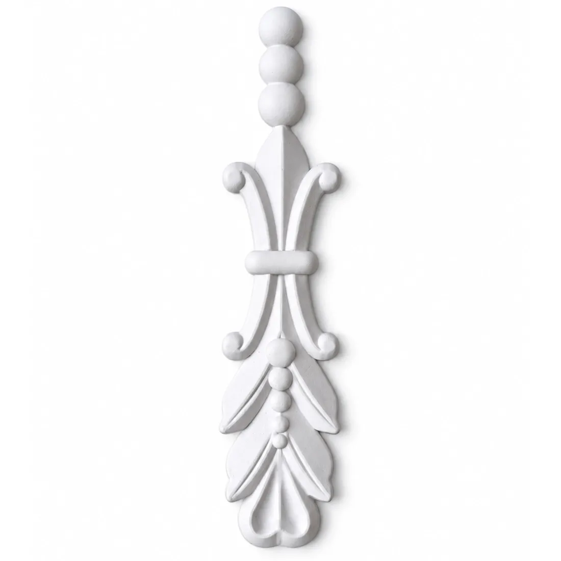 Sierlijke witte decoratieve meubel ornamenten met gedetailleerde bloem- en rolmotieven.