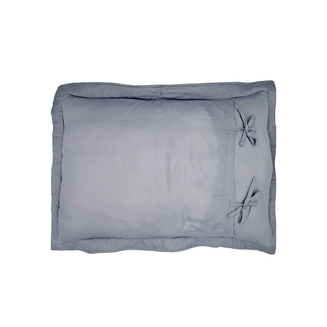 Achterkant van de kussensloop grijs met de striksluitingen.